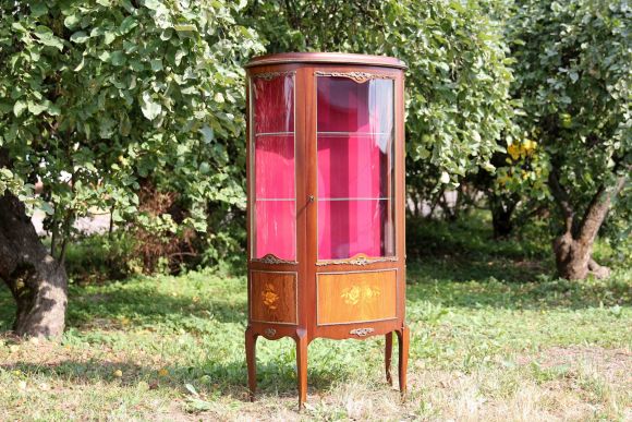 Великолепная антикварная витрина маркетри