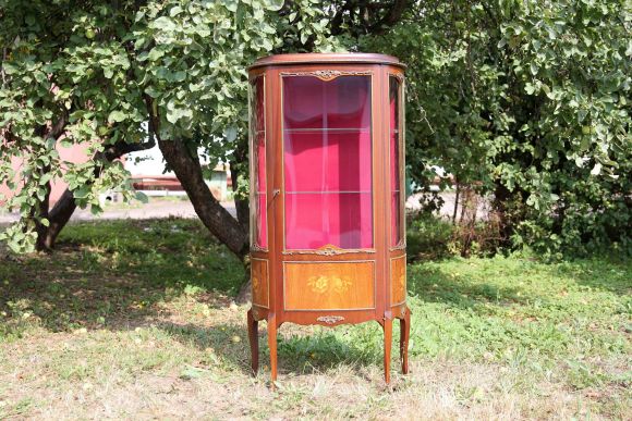 Великолепная антикварная витрина маркетри