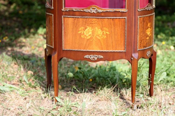 Великолепная антикварная витрина маркетри