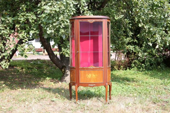 Великолепная антикварная витрина маркетри