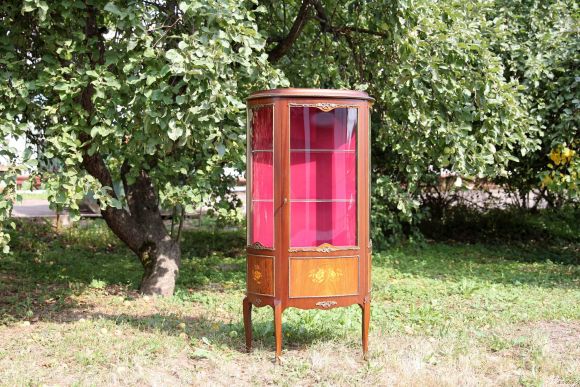 Великолепная антикварная витрина маркетри