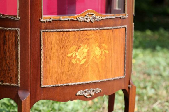 Великолепная антикварная витрина маркетри