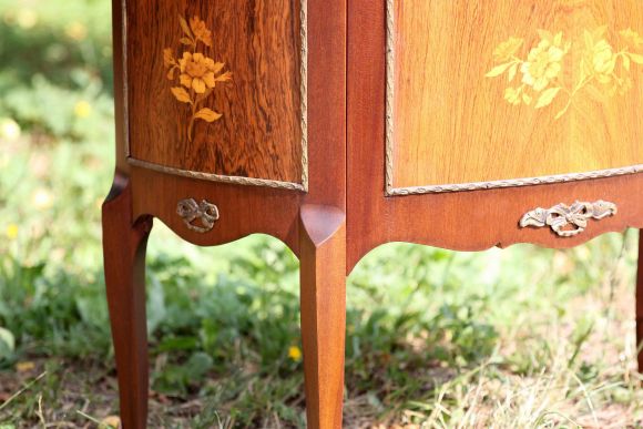 Великолепная антикварная витрина маркетри