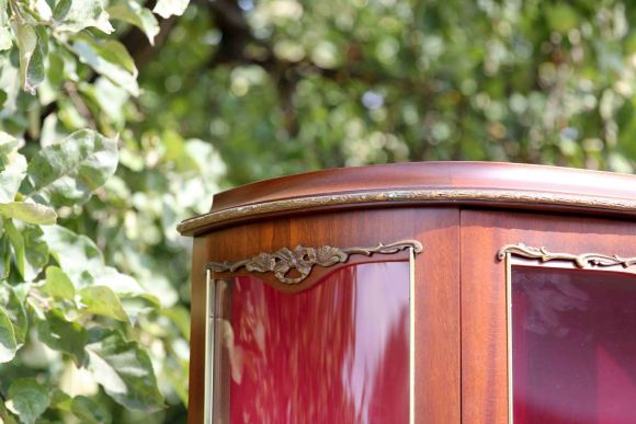 Великолепная антикварная витрина маркетри