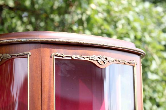 Великолепная антикварная витрина маркетри