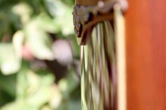 Великолепная антикварная витрина маркетри