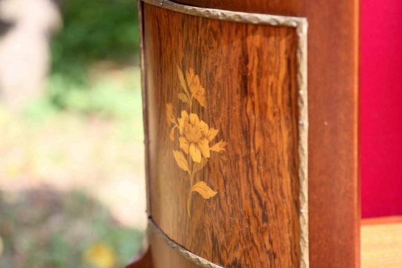 Великолепная антикварная витрина маркетри