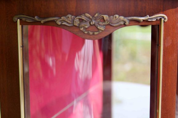 Великолепная антикварная витрина маркетри