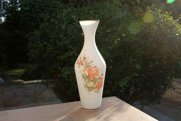 Прекрасная ваза матового стекла