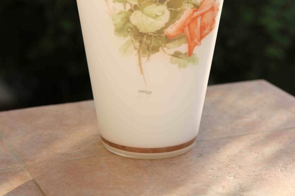 Прекрасная ваза матового стекла