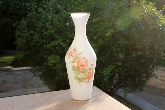 Прекрасная ваза матового стекла