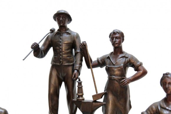 Часы медные "МИР. ТРУД. МАЙ". Часы сделаны в Англии