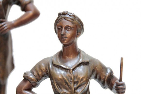 Часы медные "МИР. ТРУД. МАЙ". Часы сделаны в Англии