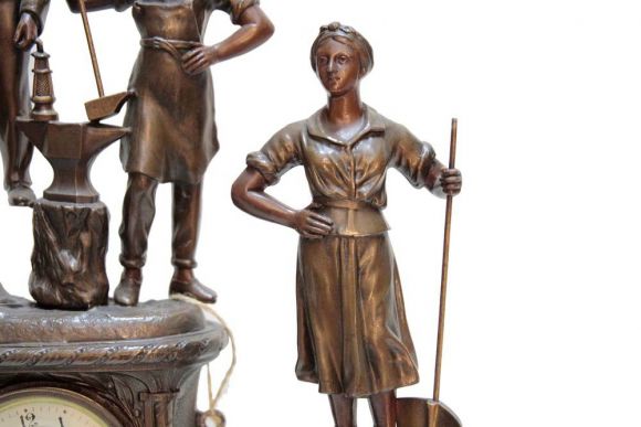 Часы медные "МИР. ТРУД. МАЙ". Часы сделаны в Англии