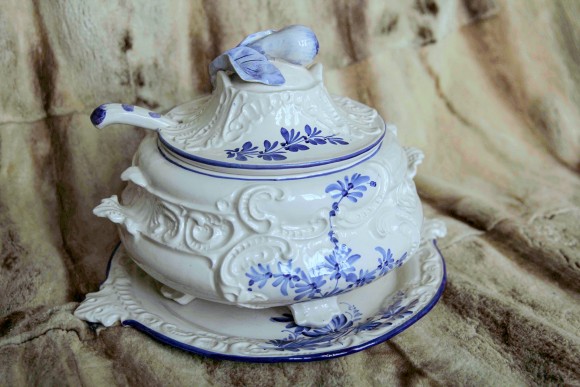 Винтажная супница в голубых тонах