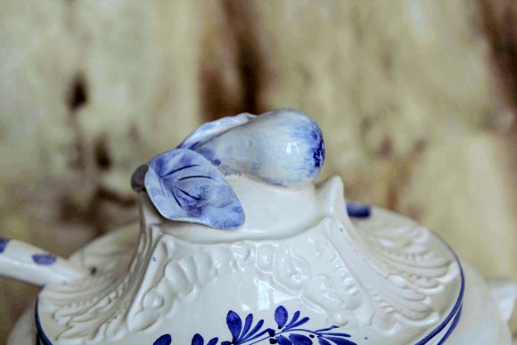 Винтажная супница в голубых тонах