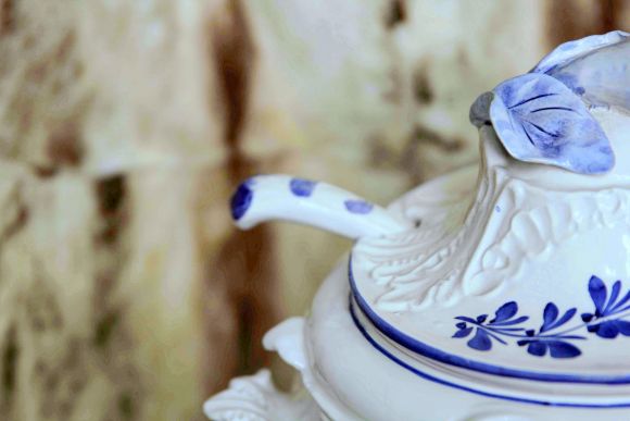 Винтажная супница в голубых тонах