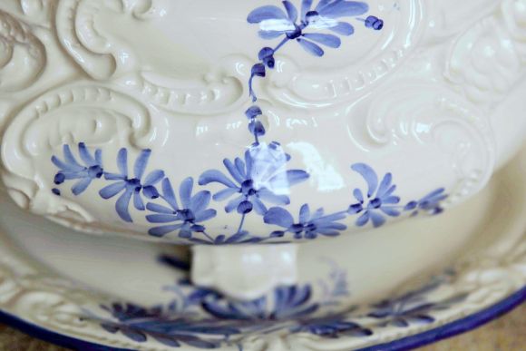 Винтажная супница в голубых тонах
