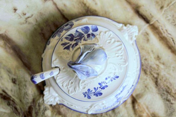 Винтажная супница в голубых тонах