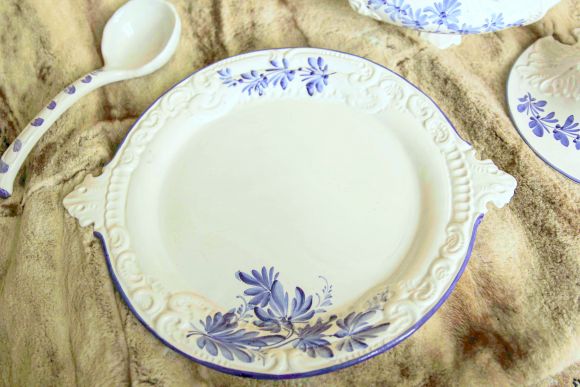 Винтажная супница в голубых тонах
