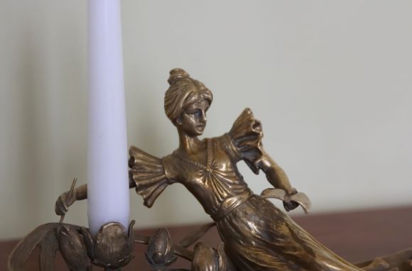 Старинный подсвечник арт-деко - девушка с книгой