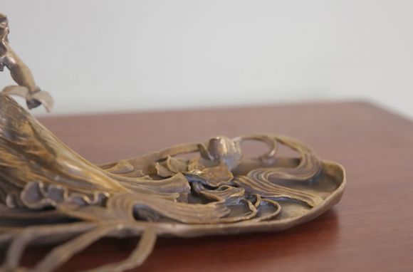 Старинный подсвечник арт-деко - девушка с книгой