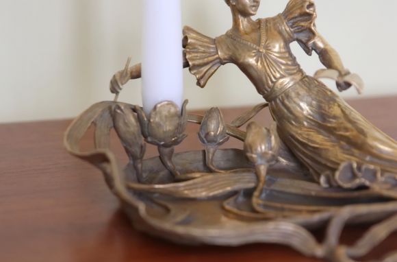 Старинный подсвечник арт-деко - девушка с книгой