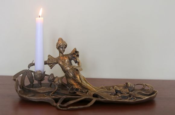 Старинный подсвечник арт-деко - девушка с книгой