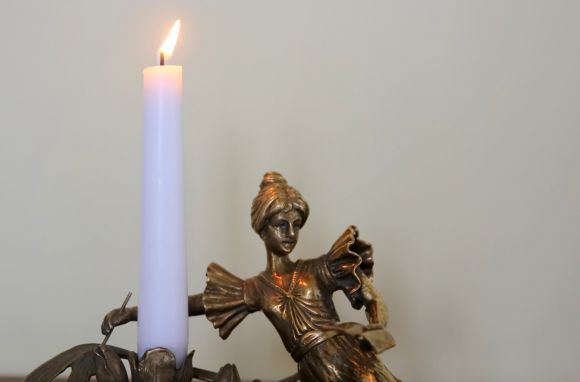 Старинный подсвечник арт-деко - девушка с книгой