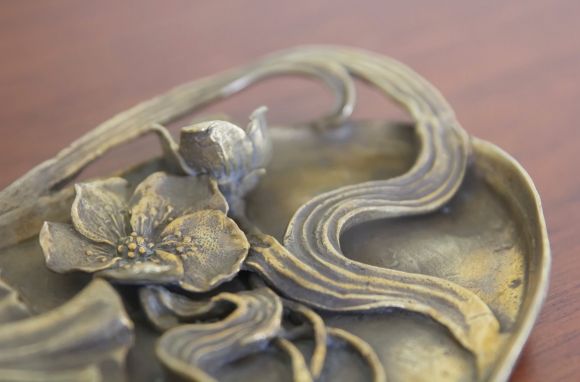 Старинный подсвечник арт-деко - девушка с книгой