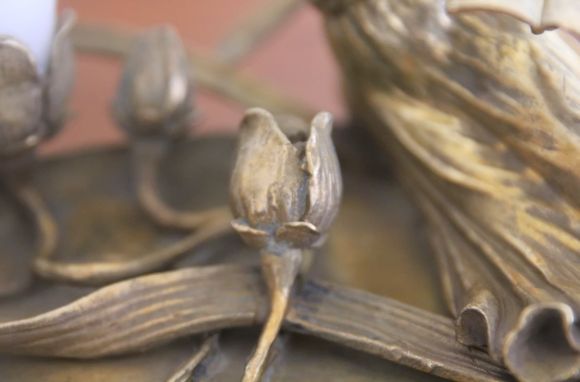 Старинный подсвечник арт-деко - девушка с книгой