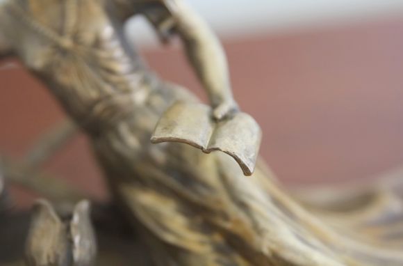 Старинный подсвечник арт-деко - девушка с книгой