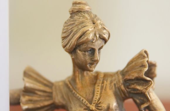 Старинный подсвечник арт-деко - девушка с книгой