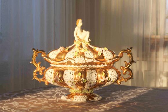 Золотая большая конфетница-ладья Capodimonte