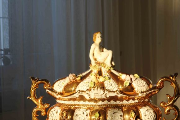 Золотая большая конфетница-ладья Capodimonte