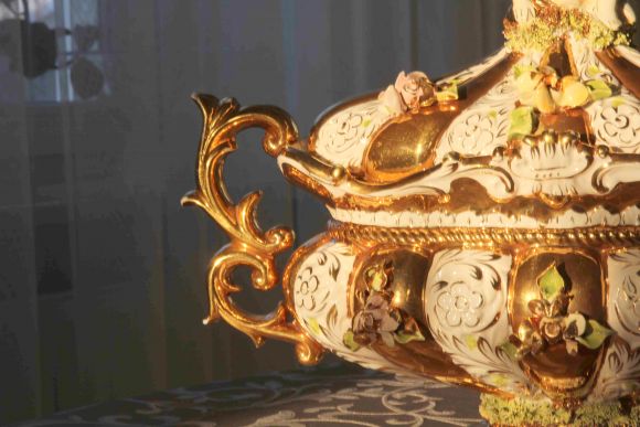 Золотая большая конфетница-ладья Capodimonte