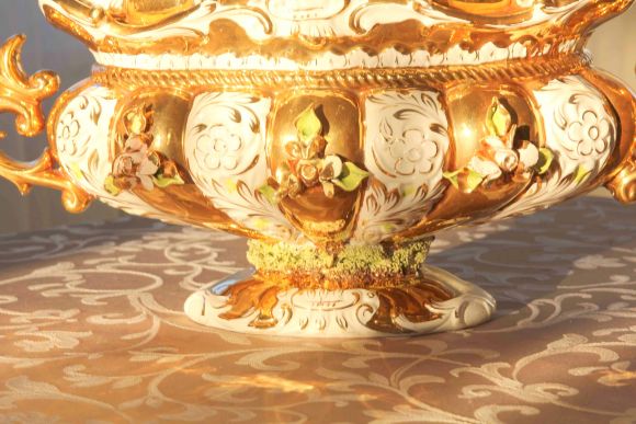 Золотая большая конфетница-ладья Capodimonte