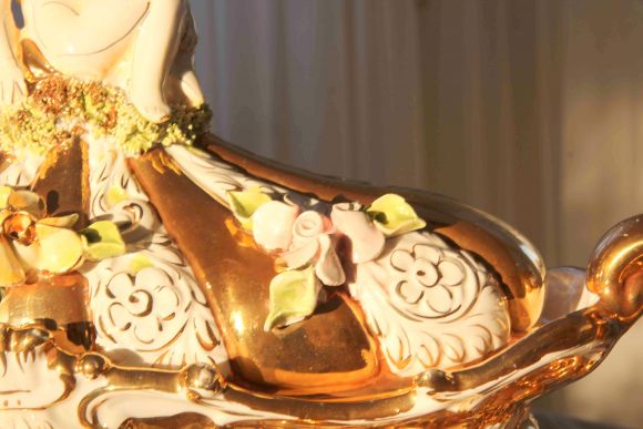 Золотая большая конфетница-ладья Capodimonte
