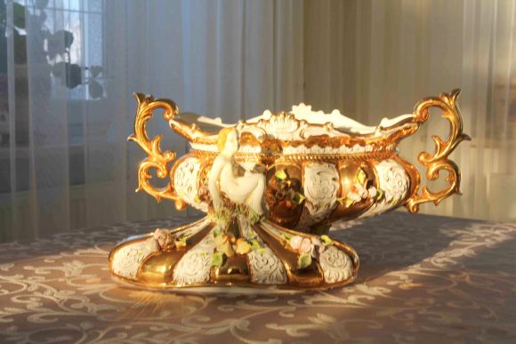 Золотая большая конфетница-ладья Capodimonte