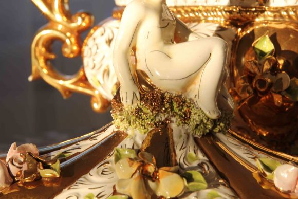 Золотая большая конфетница-ладья Capodimonte