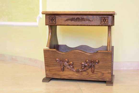 Дубовая газетница с резными элементами