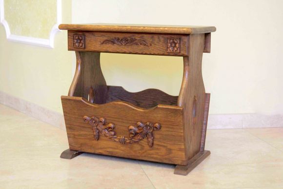Дубовая газетница с резными элементами