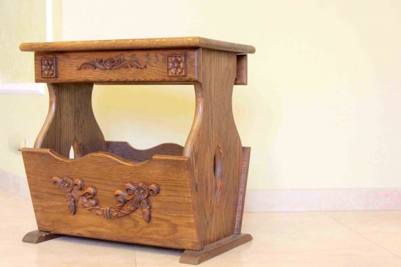 Дубовая газетница с резными элементами