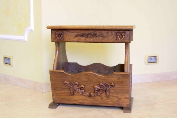Дубовая газетница с резными элементами