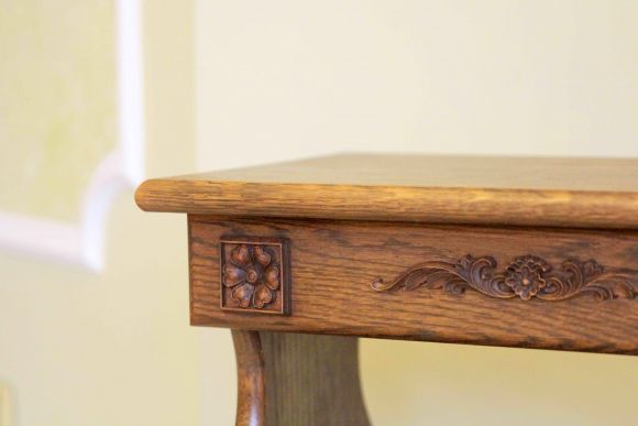 Дубовая газетница с резными элементами