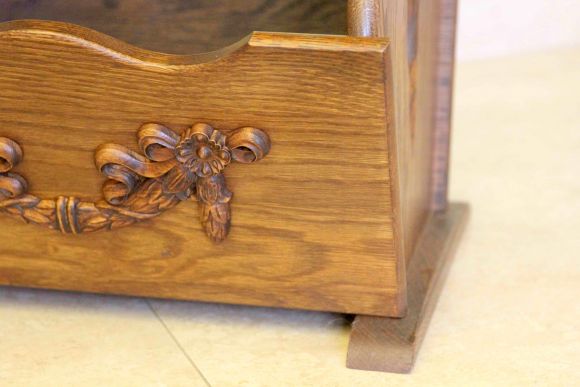 Дубовая газетница с резными элементами