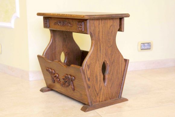 Дубовая газетница с резными элементами