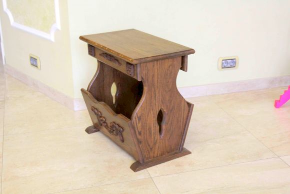 Дубовая газетница с резными элементами