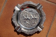 Круглая сигарная пепельница из металла. Конный сюжет