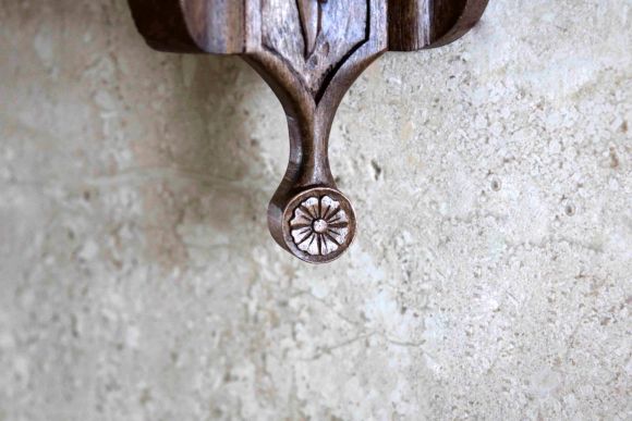  Дубовая резная полка из массива дерева